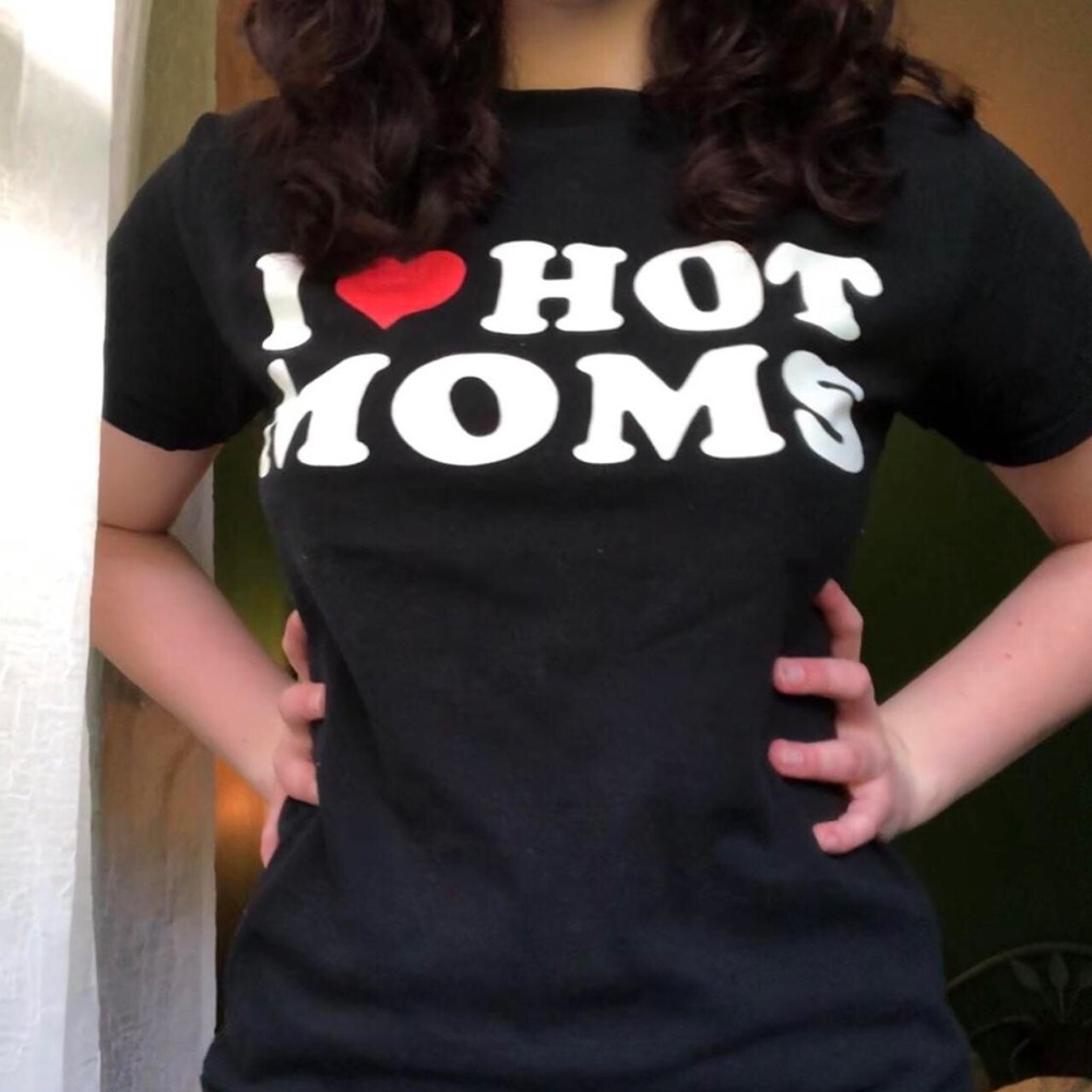 Hot moms t-shirt